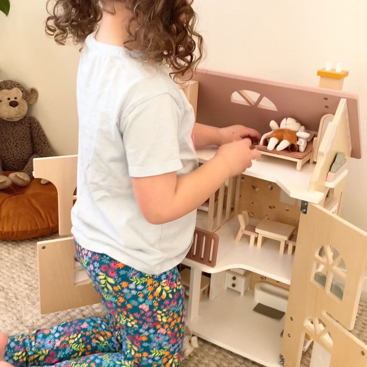 Speedy Monkey - Flower Cottage with Starter Furniture Set
