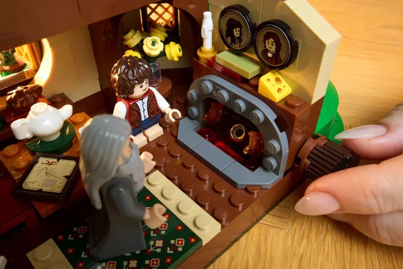LEGO® ICONS - THE LORD OF THE RINGS: The Shire™ 10354