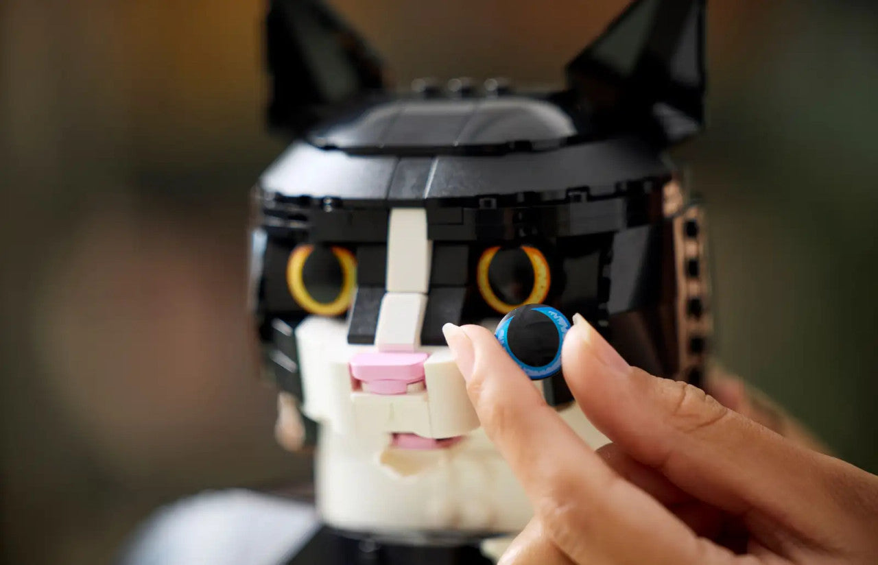 LEGO® Ideas - Tuxedo Cat 21349 **Minor Box Damage**