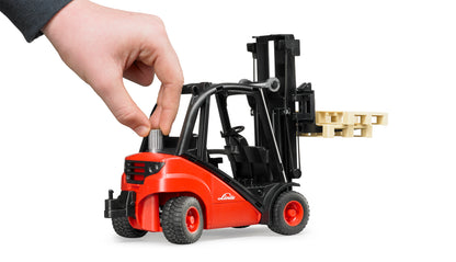 Bruder Linde Fork Lift H30D 02511 1:16 scale forklift with working lift mast and two Euro pallets