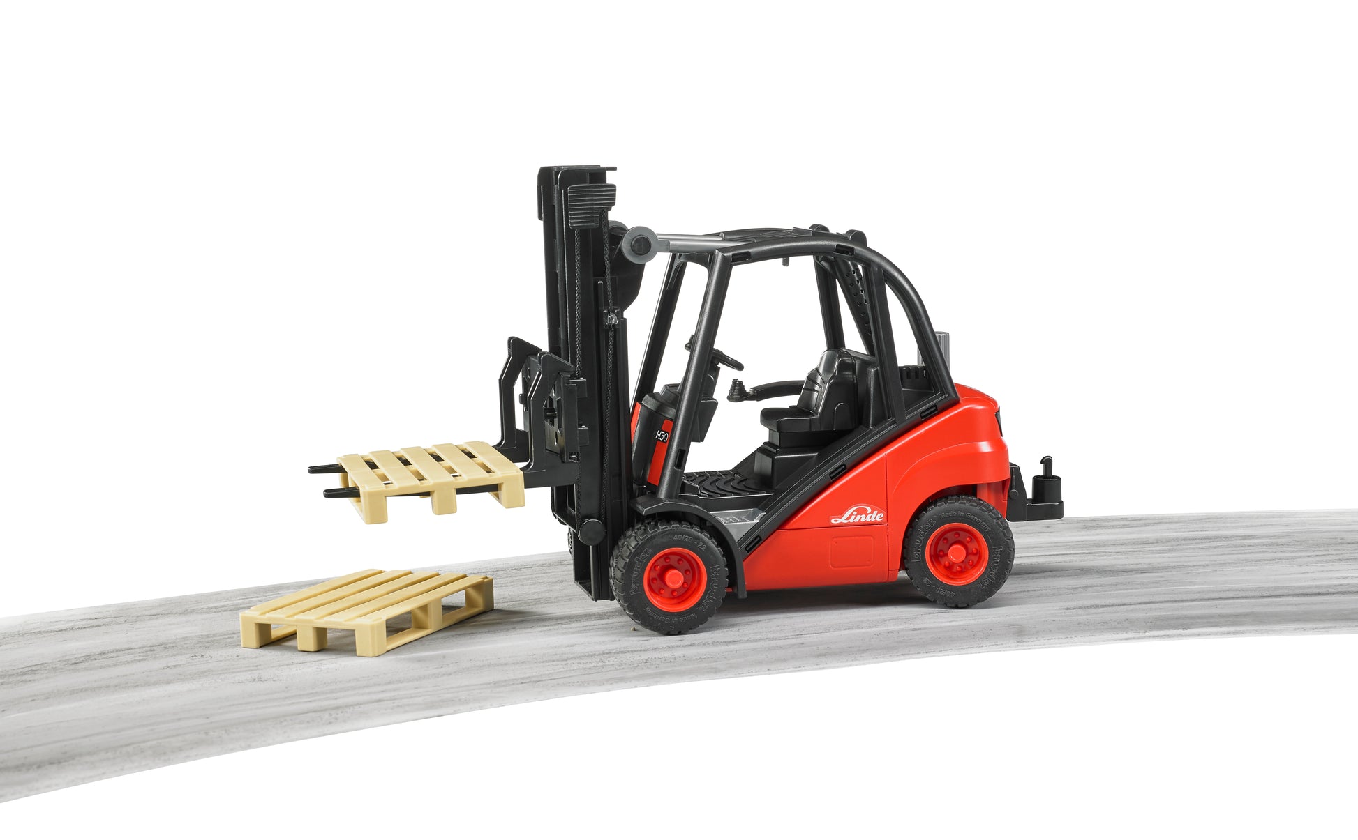 Bruder Linde Fork Lift H30D 02511 1:16 scale forklift with working lift mast and two Euro pallets