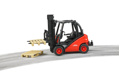 Bruder Linde Fork Lift H30D 02511 1:16 scale forklift with working lift mast and two Euro pallets