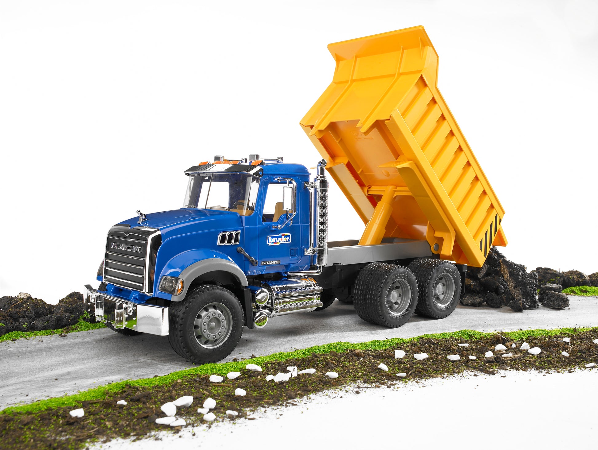 Bruder MACK Granite Tip Truck 02815 1:16 construction dump truck with tipping tray and opening doors