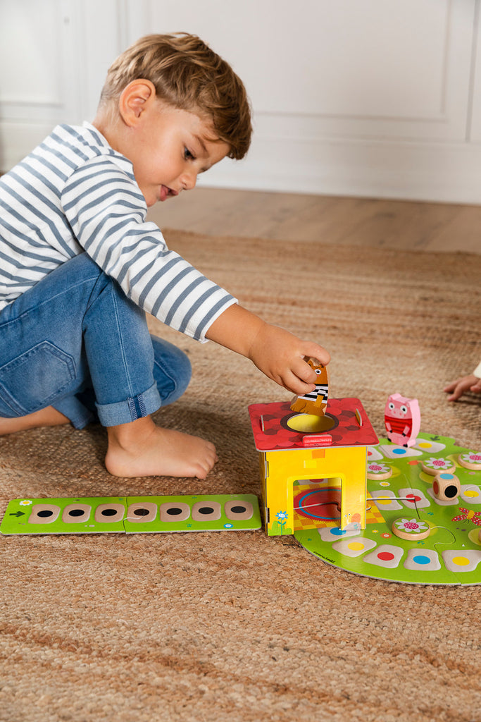 Three-dimensional cardboard house from the Goula 3 Little Pigs cooperative board game