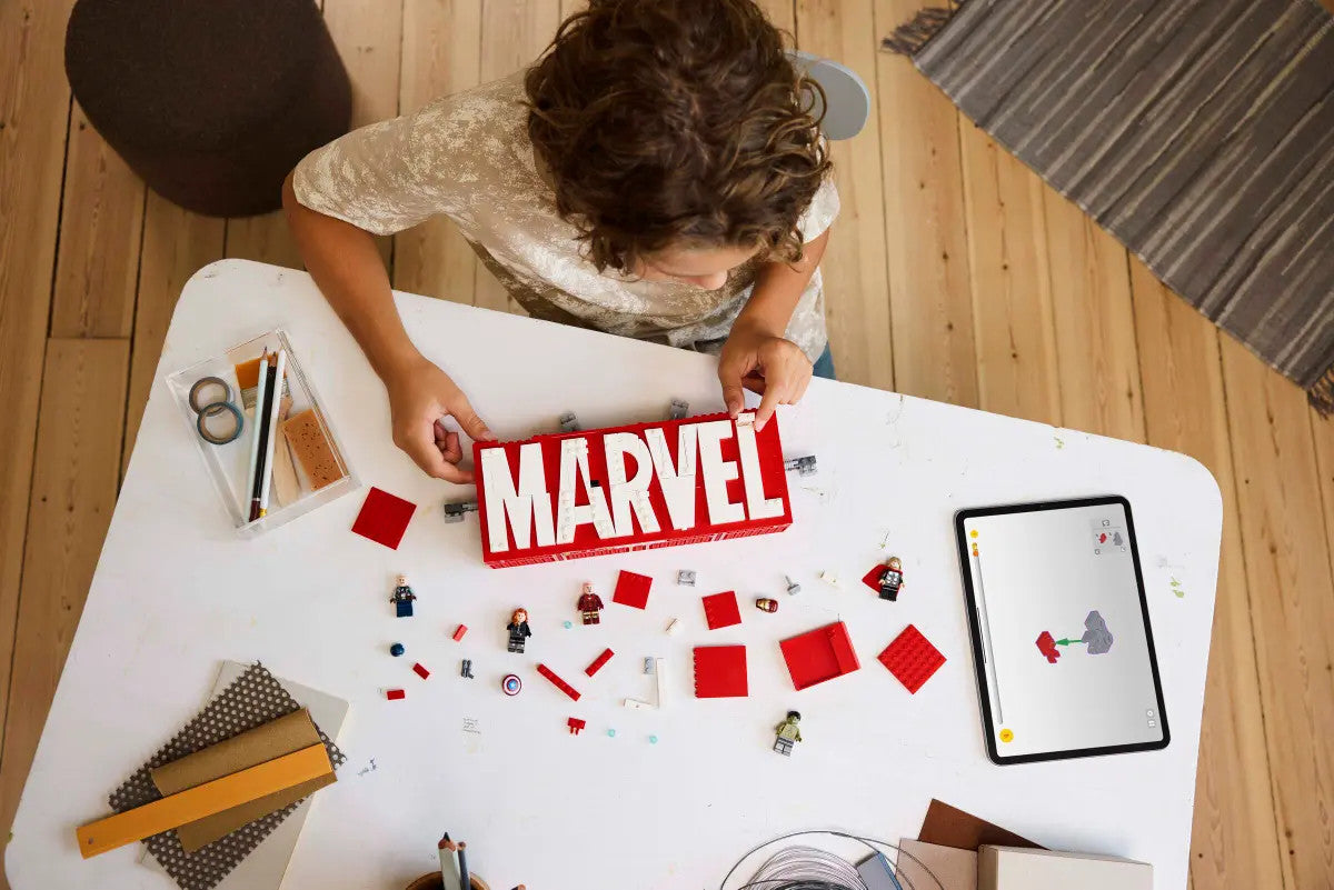 LEGO® Marvel - MARVEL Logo & Minifigures 76313