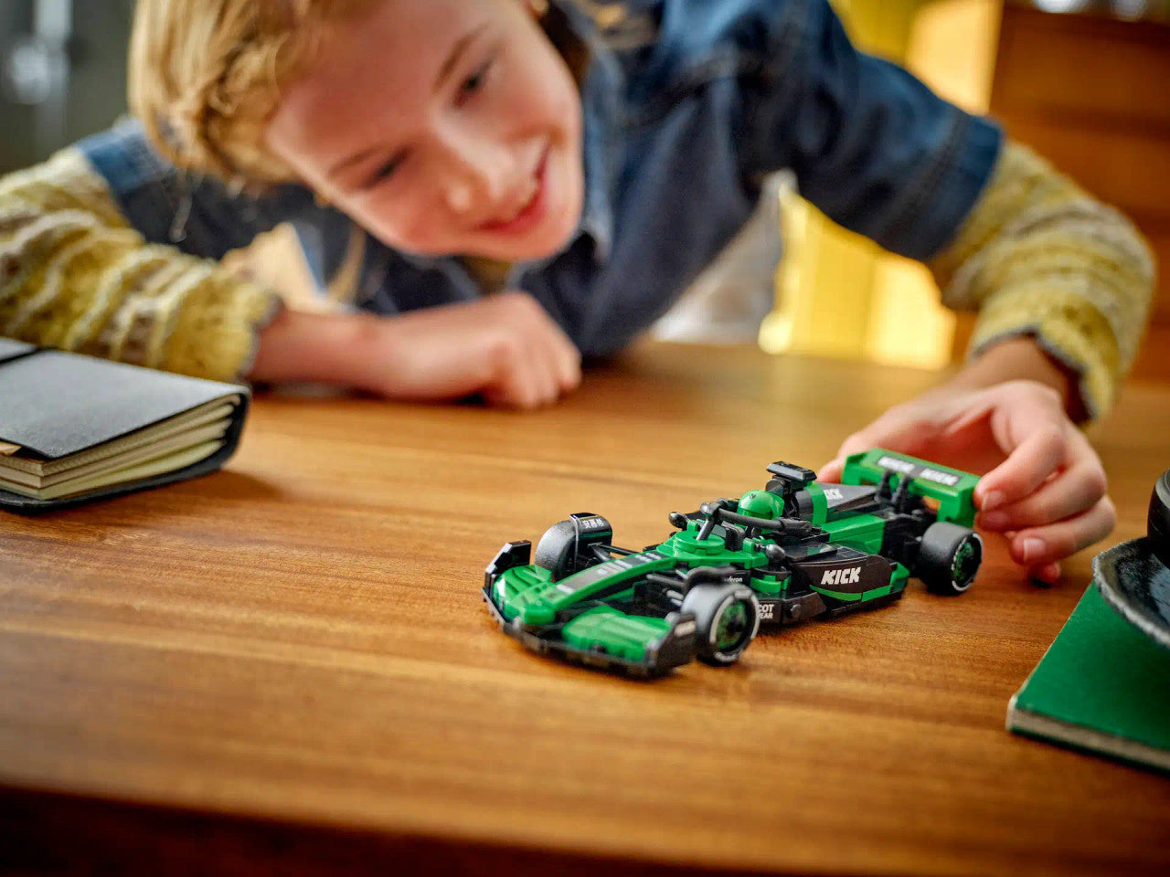 LEGO® Speed Champions -  KICK Sauber F1® Team C44 Race Car 77247