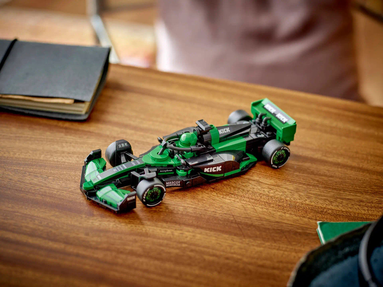 LEGO® Speed Champions -  KICK Sauber F1® Team C44 Race Car 77247