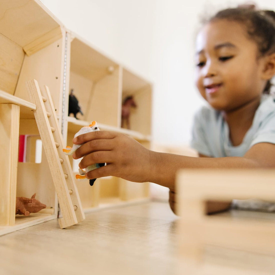Melissa & Doug - Wooden Fold & Go Barn