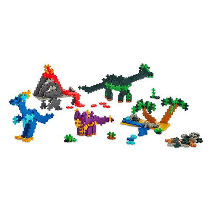 Set contents laid out: 600 Plus-Plus pieces, two baseplates and the illustrated guidebook