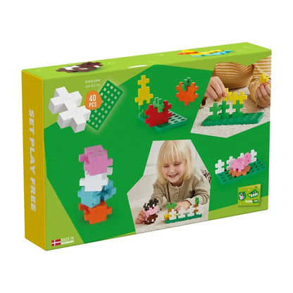 Set contents laid out: 40 chunky BIG pieces, the green baseplate and activity booklet