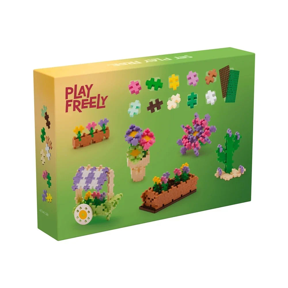 Set contents laid out: 600 colourful Plus-Plus pieces, two baseplates and the guide book