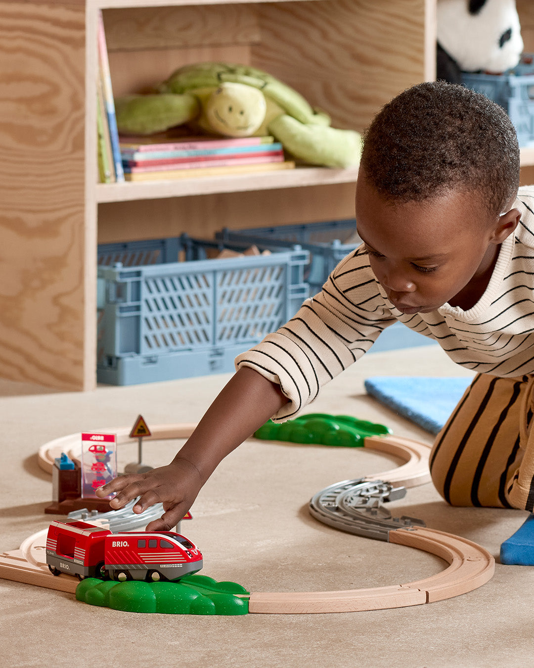 BRIO World Pull Back Train Set 28-piece wooden railway with battery-free pull back locomotive, passenger wagon and station platform