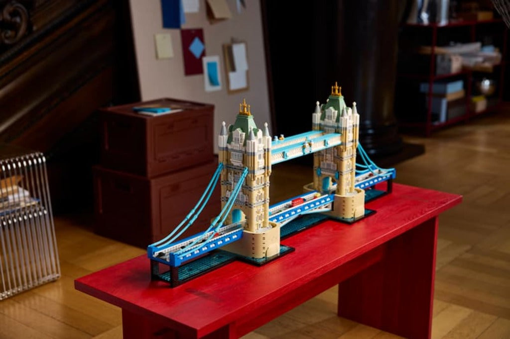 Display nameplate included with the LEGO Tower Bridge 21067 Architecture model set