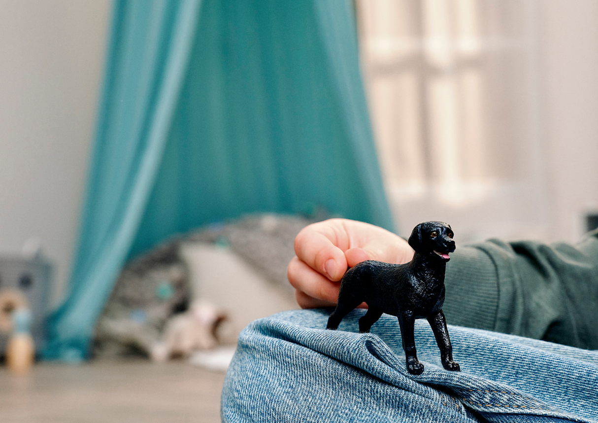 Schleich - Black female Labrador Retriever 14923