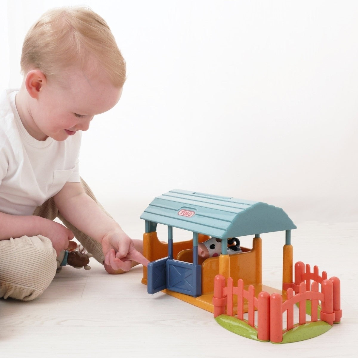 Tolo - First Friends Stable Set with Horse & Cow